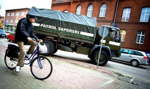 Znaleziony w Żalnie granat saperzy przewieźli starem 944 - to specjalny samochód służący do tego celu. Dowódcą patrolu, który przyjechał do Tucholi, był chor. Dariusz Zięba.