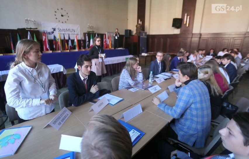 146 uczniów z całego świata w II LO w Szczecinie. Rozmawiają o problemach świata jak w ONZ