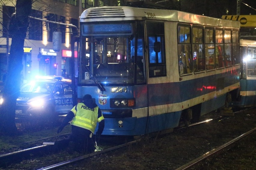 Poważny wypadek pod Sky Tower. Tramwaj potrącił kobietę 