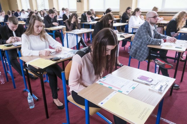 Matura 2017 w toruńskim V LO. W tym bardzo dobrym ogólniaku wielu młodych ludzi zdecydowało się na dodatkowe egzaminy z przedmiotów ścisłych