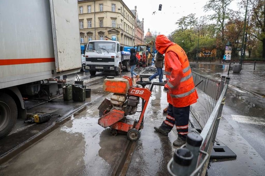 Kraków. Rozpoczęła się naprawa torowiska przy Poczcie Głównej [ZDJĘCIA]  