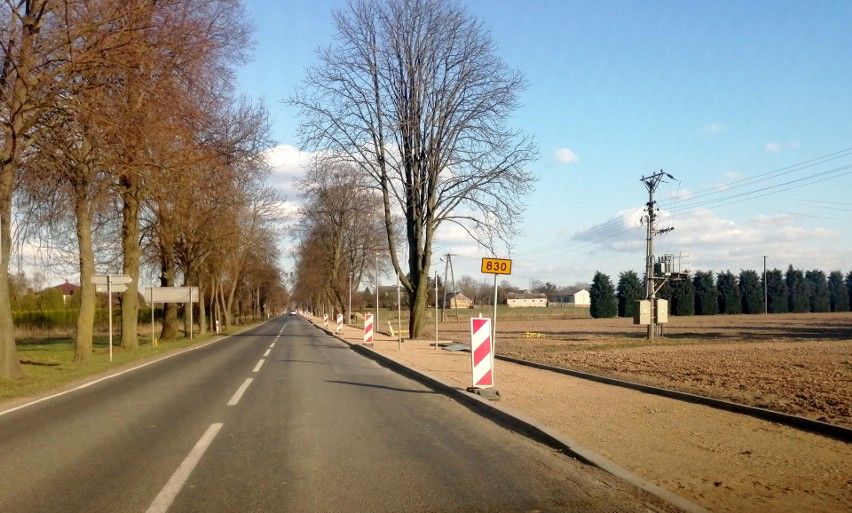 Rowerzyści pojadą bez strachu. Nowa ścieżka dla jednośladów przy drodze prowadzącej do Nałęczowa. Zobacz zdjęcia