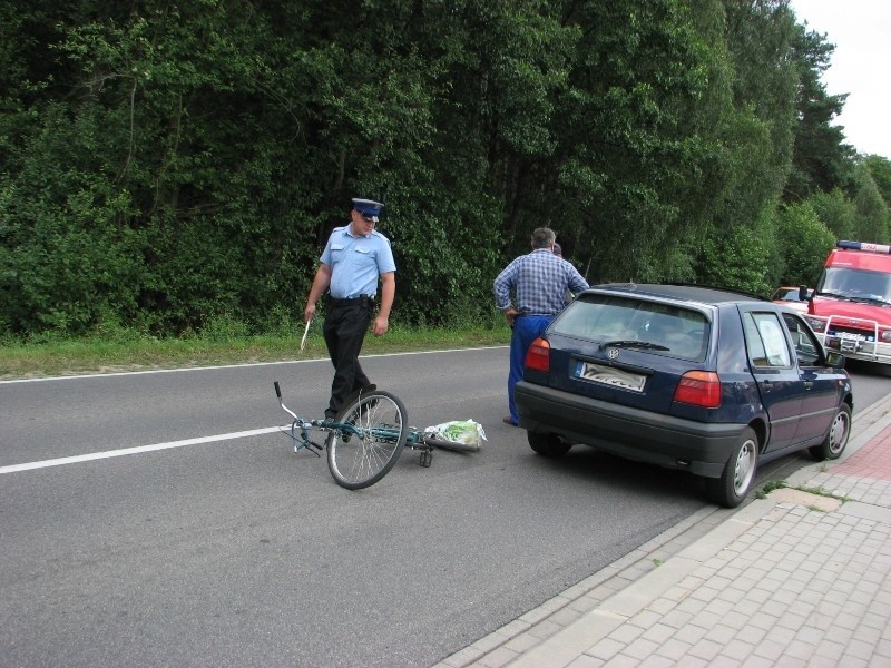 Potrącenie rowerzystki w Glinie pod kaplicą. Na sygnale odwieziono ją do szpitala (zdjęcia)