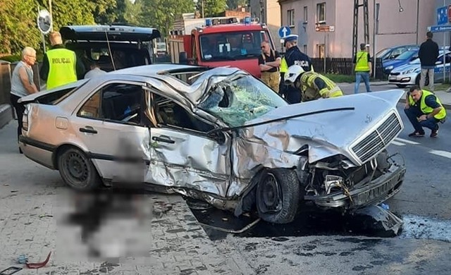 Auto, którym jechał 35-latek jest niemal doszczętnie zniszczone. Zobacz kolejne zdjęcia. Przesuwaj zdjęcia w prawo - naciśnij strzałkę lub przycisk NASTĘPNE