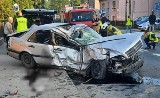 Śmiertelny wypadek w Nakle Śląskim. Na DK78 osobowy mercedes uderzył w betonowe ogrodzenie. 35-letni nie kierowca nie przeżył