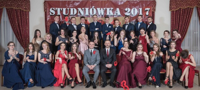 Uczniowie I Liceum Ogólnokształcącego w Praszce bawili się na balu maturalnym 11 lutego w restauracji Werona w Praszce. 