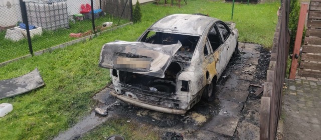30-letnia kobieta próbowała zabić nożem swego partnera, a wcześniej spaliła jego samochód. Do zdarzeń doszło w Wieliczce w okresie 23-25 maja 2021. Kobieta przy której znaleziono dodatkowo marihuanę została tymczasowo aresztowana. Odpowie za usiłowanie zabójstwa
