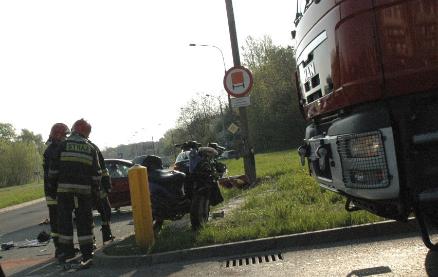 Diamentowa-Wrotkowska: Motorowerzysta zderzył się z autem osobowym (FOTO)