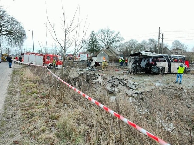 Tragiczny wypadek w Bąkowie niedaleko Warlubia (pow. świecki). Autobus szkolny zderzył się z pociągiem pośpiesznym. Nie żyje jedna osoba.