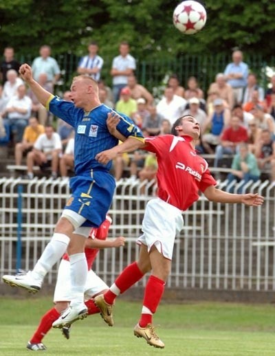 W powietrznym pojedynku główkowym Piotr Gajewski (z lewej) z GKP i Jakub Jasiński z Pogoni