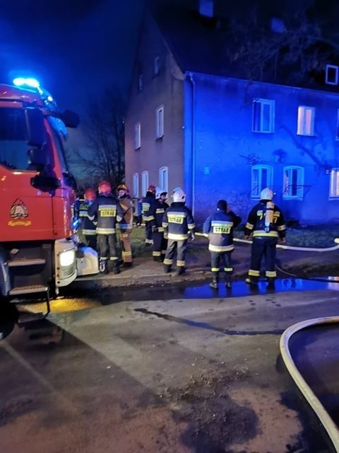 Groźny pożar w domu wielorodzinnym w Aleksandrowie Kujawskim. W akcji 6 zastępów