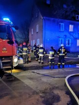Groźny pożar w domu wielorodzinnym w Aleksandrowie Kujawskim. W akcji 6 zastępów