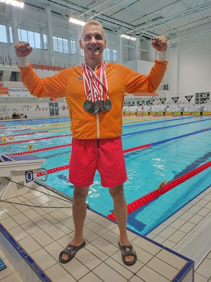 Kraków. Strażnik miejski z Nowej Huty przywiózł aż 8 medali z prestiżowych zawodów pływackich