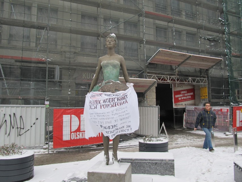 Transparent w obronie kobiet na nowo odsłoniętym pomniku