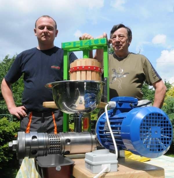Mieczysław (z lewej) i Bogusław Jezierscy przy swoich konstrukcjach - prasie do tłoczenia soku z owoców i do tłoczenia oleju