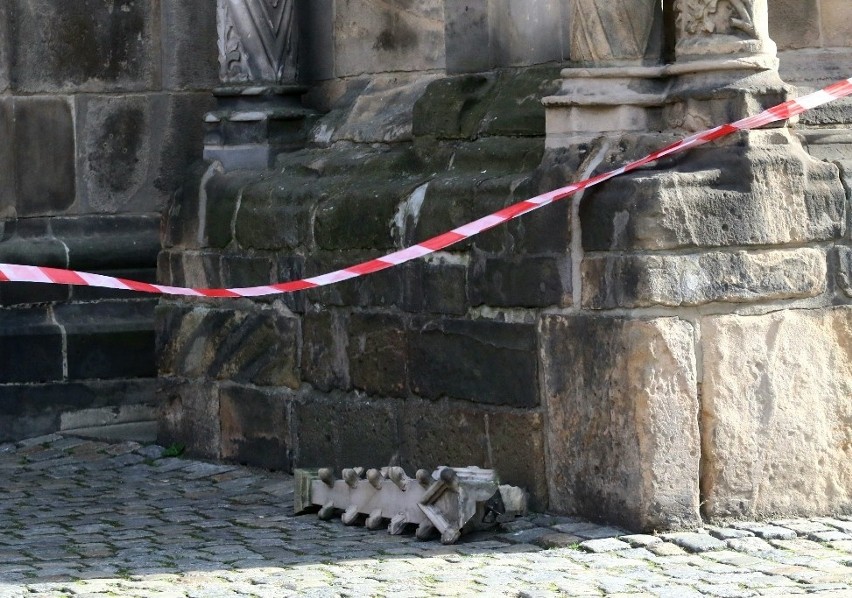 O włos od tragedii przy wrocławskiej katedrze. Wiatr...