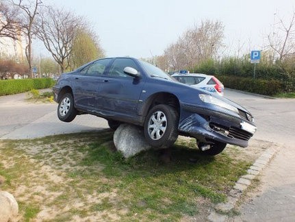 Nie próbujcie tak parkować! Kierowca twierdzi, że nie zauważył wielkiego kamienia (ZDJĘCIA, FILM)