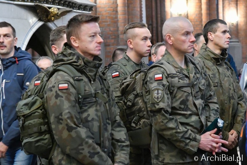 Pół tysiąca mężczyzn wyruszyło sanktuarium Matki Bożej...