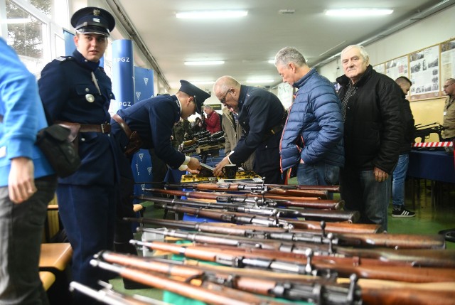 Podczas niedzielnej wystawy można było zobaczyć egzemplarze broni nawet z XIX wieku.