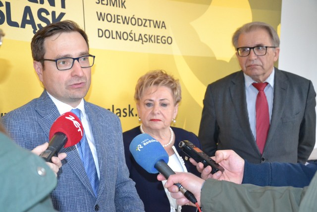 - Takie działania opozycji prowadzone są na szkodę mieszkańców Dolnego Śląska - mówił podczas konferencji prasowej Marcin Krzyżanowski, Wicemarszałek Województwa Dolnośląskiego.