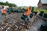 4000 butelek piwa na ulicy! Wypadły z ciężarówki