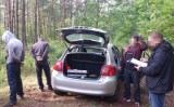 Karolew. Leśna dziupla złodziei aut rozbita przez policję (zdjęcia)
