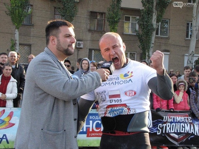 Białostocki strongman Marek Czajkowski (z prawej) został mistrzem świata w drużynie