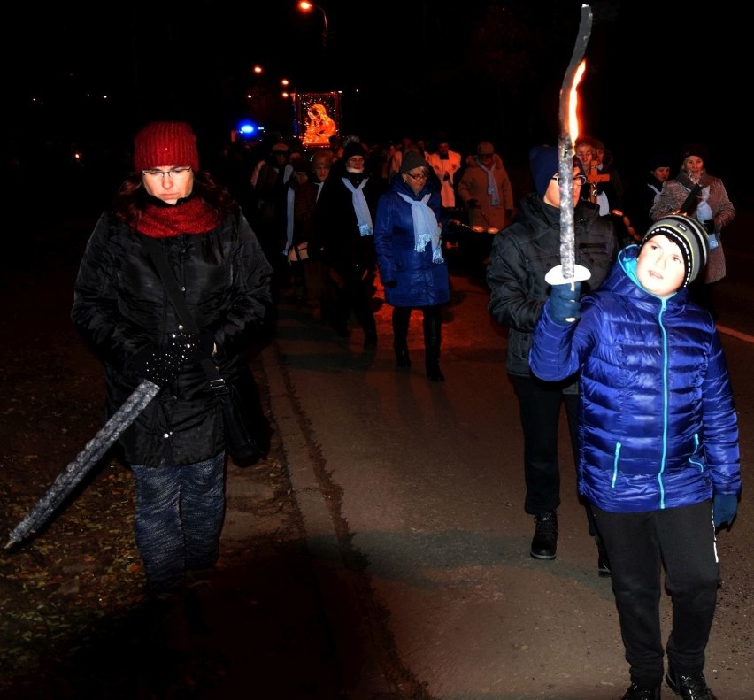 Tłumna procesja w Skarżysku z incydentem, Mlody mężczyzna głośno ubliżał księżom