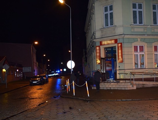 Do wysadzenia bankomatu doszło we wtorek 12 grudnia nocą. Złodzieje zabrali całą gotówkę z urządzenia.Zdarzenia potwierdza policja. – Do wysadzania bankomatu doszło około godz. 2.30 nocą – mówi podinsp. Małgorzata Stanisławska, rzeczniczka zielonogórskiej policji. Złodzieje wysadzili bankomat znajdujący się we wnęce budynku koło wejścia do pizzerii przy ul. Rynek.Z bankomatu została zabrana cała gotówka. Złodziej zaraz po wysadzeniu urządzenia uciekli. Zielonogórska policja zamknęła drogi dojazdowe do Czerwieńska. Od razu po zgłoszeniu kradzieży ruszyła policyjna obława.Na miejscu cały czas pracują policjanci. Dojście do bankomatu jest zablokowane. Na miejscu został wprowadzony objazd.Przeczytaj też:  W Zielonej Górze Mikołaje pobiegli dla potrzebujących dzieci już po raz trzeci [WIDEO, ZDJĘCIA]WIDEO: Magazyn Informacyjny "Gazety Lubuskiej"