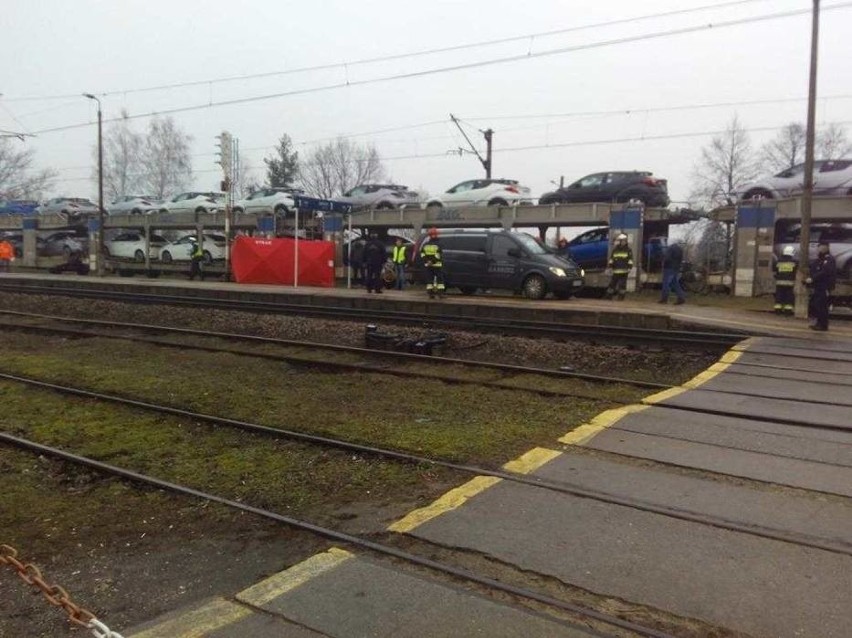 Wypadek kolejowy w Poraju: 17-latek śmiertelnie potrącony przez pociąg towarowy ZDJĘCIA Przyczyny tragedii ustali prokurator