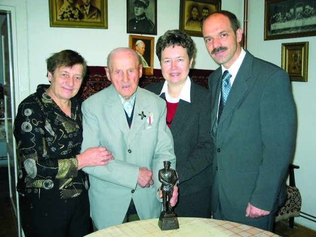 Janina Babowicz (na zdj. z lewej) z pułkownikiem w Jego 102. urodziny. Obok pani sekretarz i wójt gminy Łomża.