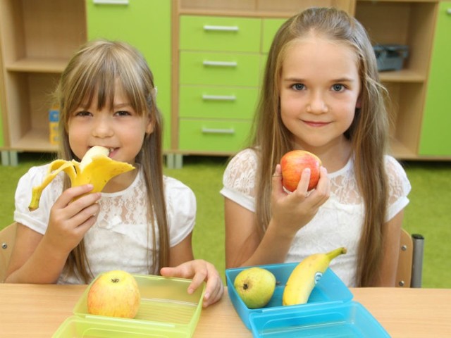 Amelka (7 lat) i jej siostra Oliwka ((11 lat) chętnie zabierają do szkoły na drugie śniadanie różne owoce. - Owoce są smaczne, zdrowe i mają dużo witamin - zapewniają jednogłośnie dziewczynki.