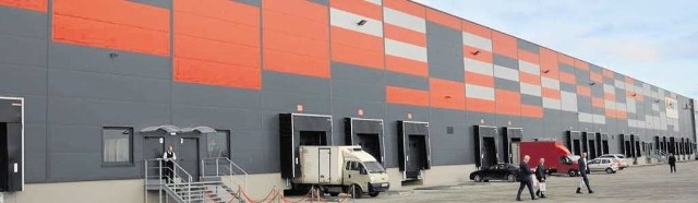 Otwarte w czwartek w Wielickiej Strefie Aktywności Gospodarczej - centrum logistyczne firmy 7r Logistic, ma powierzchnię 13,5 tys. mkw. Szefowie spółki zapowiadają budowę w WSAG kolejnych obiektów