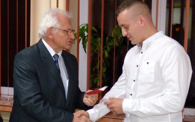 Krzysztof Stępień otrzymał odznaki Zasłużony Honorowy Dawca Krwi z rąk doktora Marcina Podeska, prezesa Oddziału Rejonowego Polskiego Czerwonego Krzyża w Busku-Zdroju.