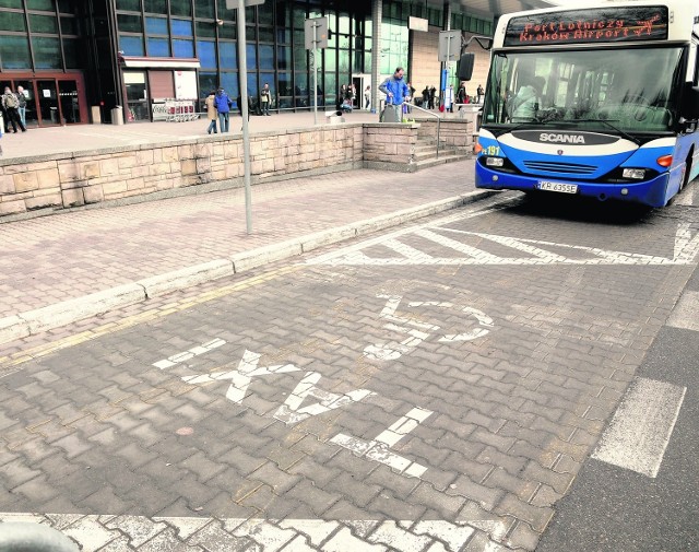 Olkuscy policjanci sprawdzili, czy parkingi dla niepełnosprawnych zajmują osoby do tego upoważnione.