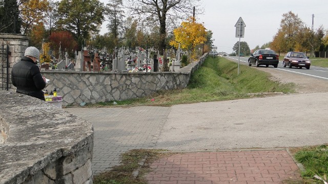 Cmentarz w Skrzynnie znajduje się w pobliżu drogi krajowej numer 12, policja apeluje do kierowców o ostrożność.