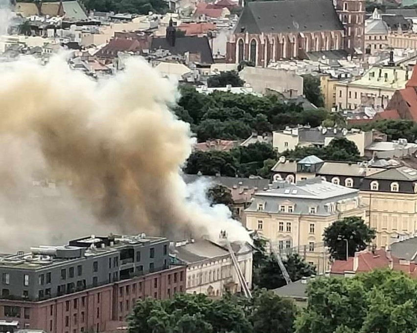 Pożar pustostanu w samym centrum Krakowa. Z ogniem walczyło dziewięć zastępów straży pożarnej. Sytuacja jest już opanowana