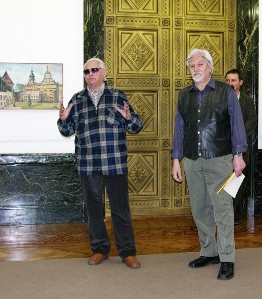 Adam Zbiegieni (z lewej) i Józef Lewczak podczas otwarcia wystawy.