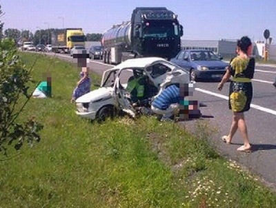 W wypadku zginął kierowca "malucha". Zdjęcie wykonane telefonem komórkowym