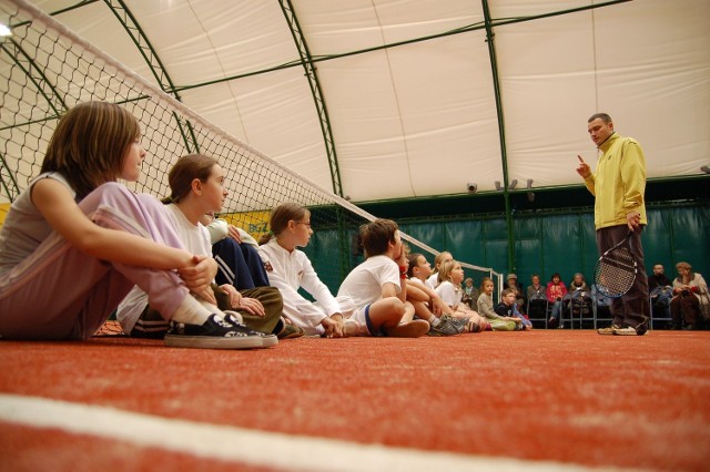 Szkółka tenisowa na krytych kortach w Szczeicnku. Korty oddano do użytku rok temu.