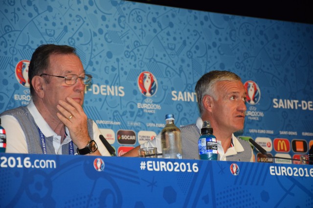 Didier Deschamps (z prawej) na konferencji prasowej przed finałem z Portugalią