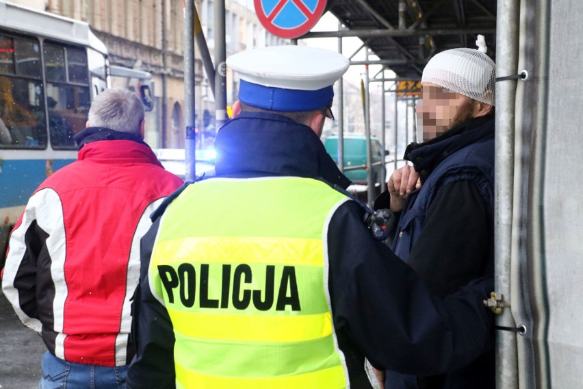 Wypadek przy Dworcu Głównym. Pieszy wtargnął na jezdnię (ZDJĘCIA)