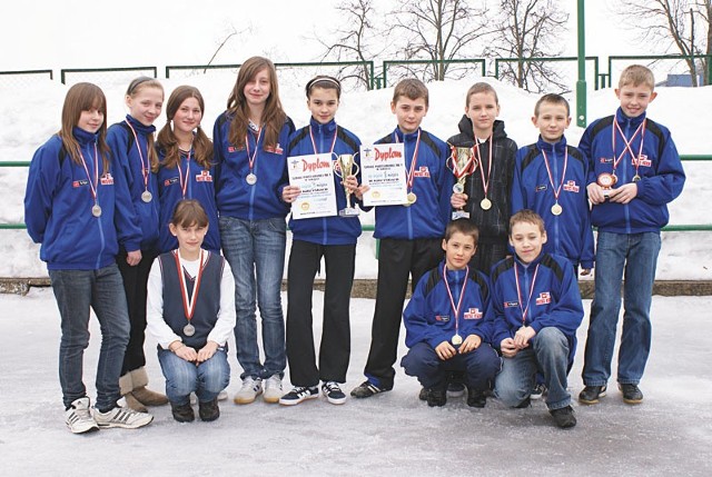Dziewczęta oraz chłopcy, którzy sięgneli po medale na Wojewódzkich Igrzyskach w Błękitnej Sztafecie.