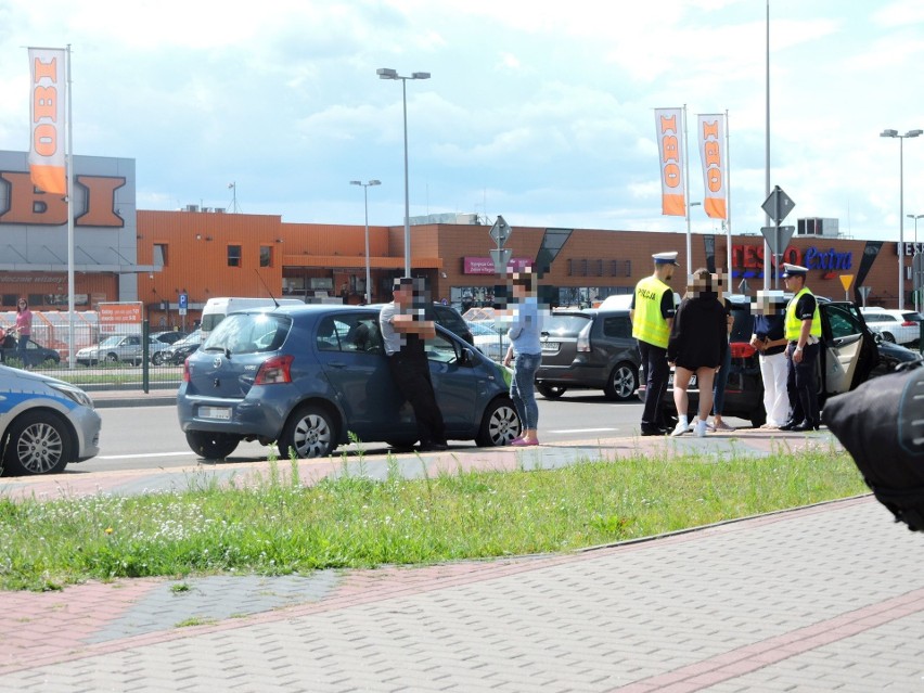 Ostrołęka. Zderzenie dwóch aut na rondzie Zbawiciela Świata