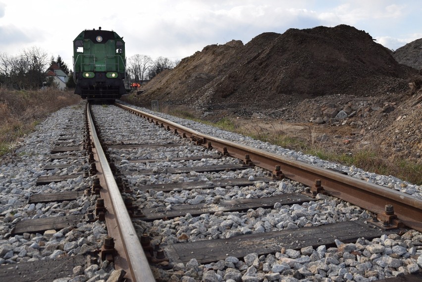 Pociągi wróciły na linię kolejową Wrocław - Świdnica. Uważajcie na przejazdach kolejowych!