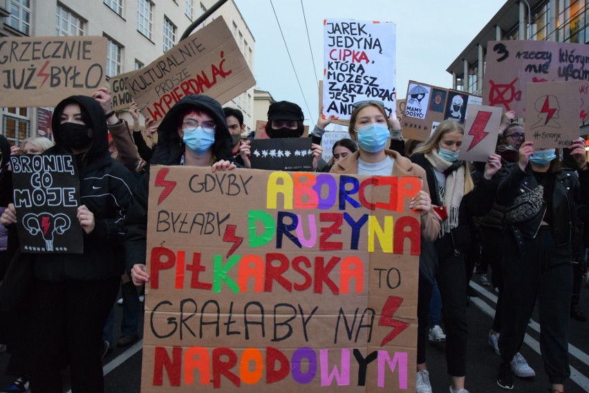 Strajk kobiet w Gdyni. Centrum całkowicie zablokowane. Tłum blokuje drogi, pomagają im samochody