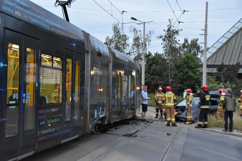 Zderzenie auta osobowego z tramwajem linii 31 na ul....