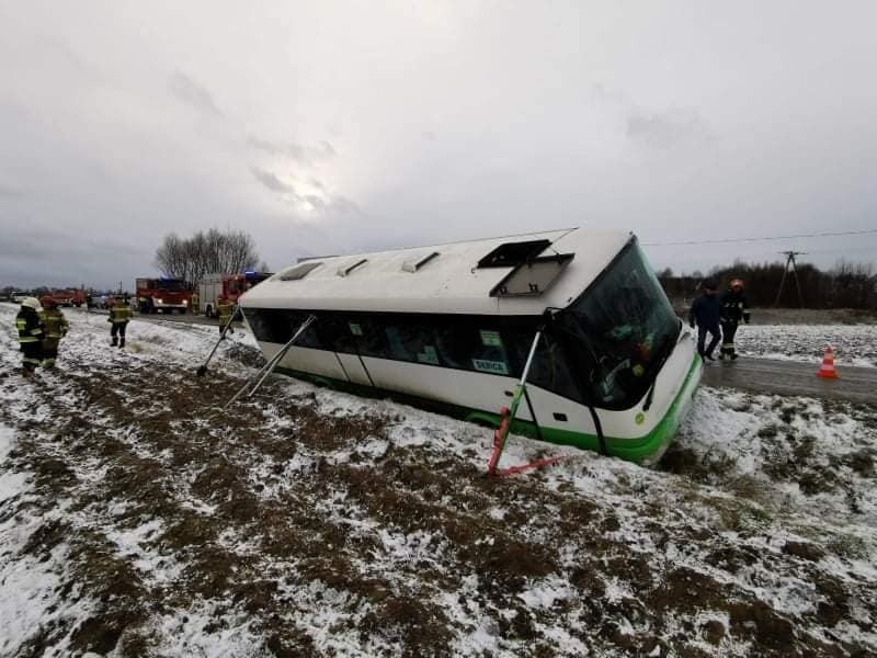 Groźna sytuacja. W Nagoszynie rejsowy autobus z 13 pasażerami zjechał z drogi do rowu [ZDJĘCIA]
