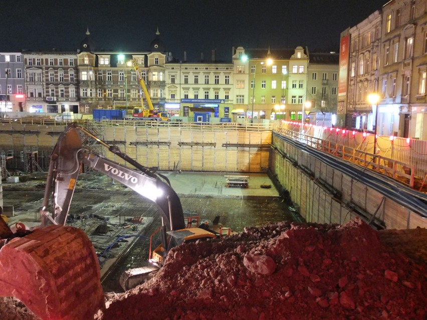 Budowa parkingu pod placem Kopernika trwa także wieczorami.