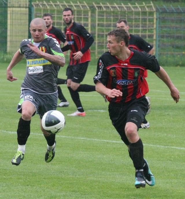 Piłkarze Stali Stalowa Wola (z prawej Robert Widz) rozegrali sparing z Koroną w Kielcach.